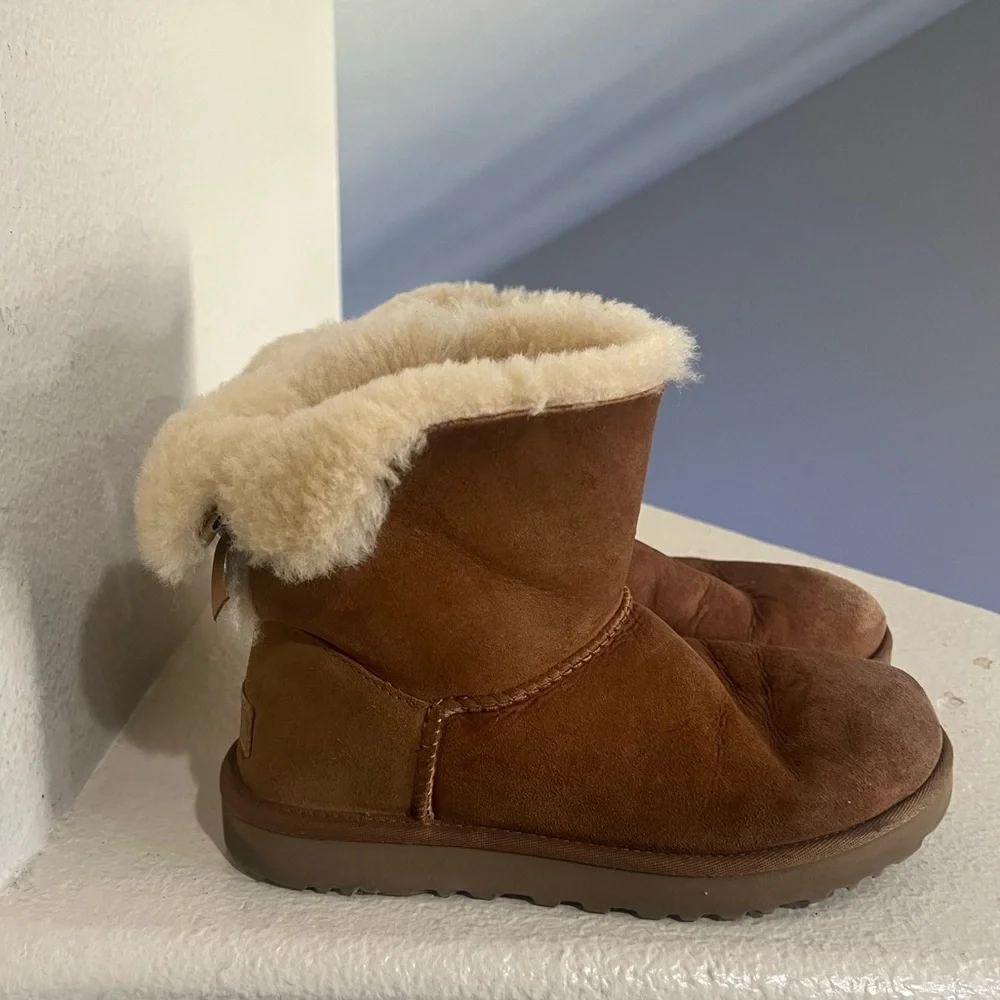 UGG Women’s Bailey bow mini boots Size‎ 7